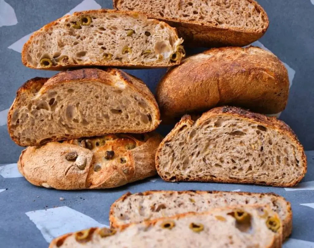 Taze ürünlere dayanan seçki ve ekmek reyonu, Pavé’yi hızlı ama kaliteli bir mola noktası haline getirirken; avokado tost gibi hafif seçenekler günün her saatine uyum sağlıyor.