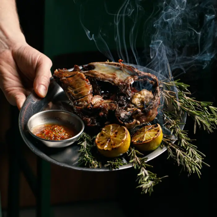 Milano’nun çağdaş gastronomi sahnesinde öne çıkan Spore Ristorante, Asya odaklı internasyonel mutfağı modern ve rafine bir atmosferle buluşturuyor.