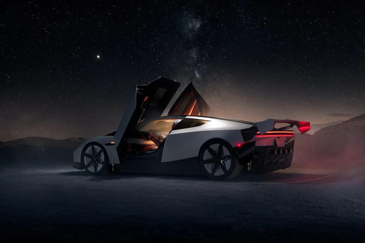 Koyu renkli, aerodinamik bir Tesla Roadster, fütüristik bir dış mekanda yerden hafifçe yükselmiş halde görülüyor; arkasındaki güçlü roket iticilerinden çıkan alevler, bu yüksek performanslı aracın adeta uçan bir araba konseptini hayata geçirdiğini düşündürüyor.