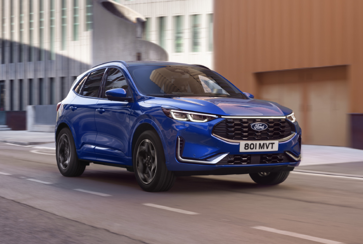 Mavi Ford Kuga SUV, şehir içinde hareket halindeyken dinamik sürüş anıyla öne çıkıyor.