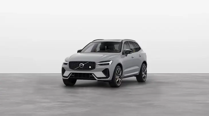 Gri Volvo XC60 SUV, sade ve minimal stüdyo arka planında modern tasarımıyla öne çıkıyor.