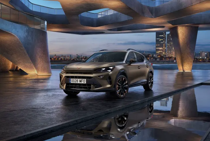 Gri Cupra Formentor SUV, modern ve futuristik mimari eşliğinde şehir manzarasında şık ve sportif tasarımıyla sergileniyor.