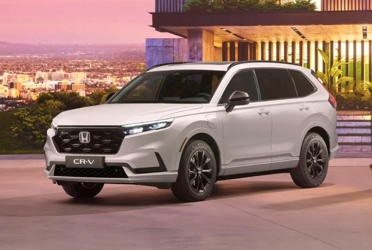 Beyaz Honda CR-V SUV, şehir manzaralı modern teras ortamında şık ve güçlü tasarımıyla sergileniyor.