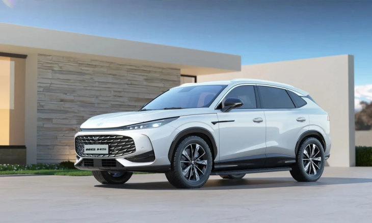 Beyaz MG HS SUV, modern villa önünde ön üç çeyrek açıdan şık ve çağdaş tasarımıyla sergileniyor.