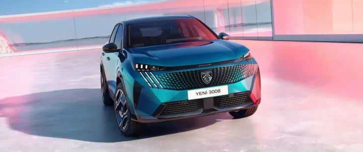 Yeşil Peugeot 3008 SUV, modern ve renkli stüdyo atmosferinde ön açıdan cesur ve yenilikçi tasarımıyla sergileniyor.
