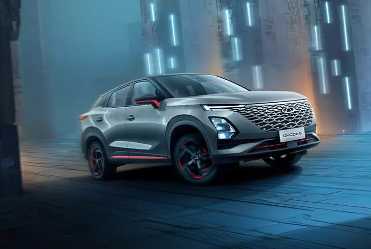 Gri Chery OMODA 5 SUV, futuristik ve neon ışıklı şehir atmosferinde sportif ve dikkat çekici tasarımıyla sergileniyor.