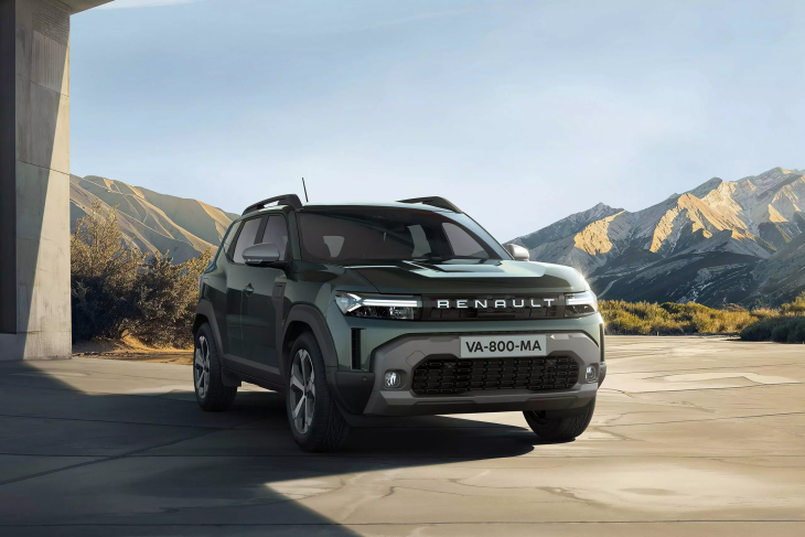 Yeşil Renault Duster SUV, dağ manzarası eşliğinde açık alanda park halinde; sağlam ve maceracı tasarımıyla öne çıkıyor.