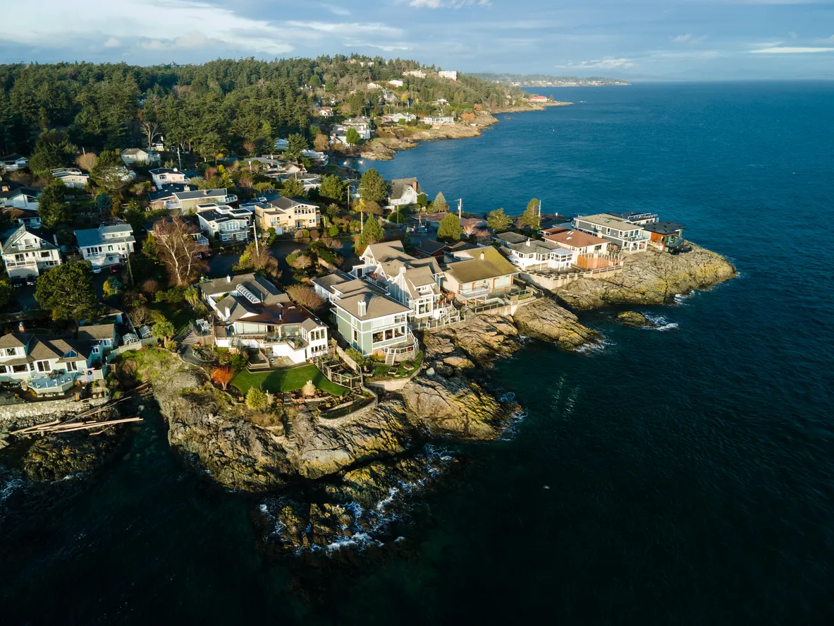 Kanada’nın Victoria kentinde Vancouver Island kıyısı, okyanus manzarası ve sahil evleri