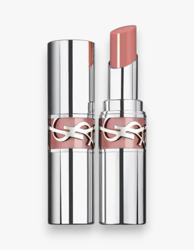 YSL Loveshine serisinden, biri kapalı diğeri açık halde duran, Nude Lavalliere tonundaki rujun yansımalı gümüş ambalajı ve ortasındaki pembe şeffaf bantta marka logosuyla birlikte sergilendiği bir ürün görüntüsü.