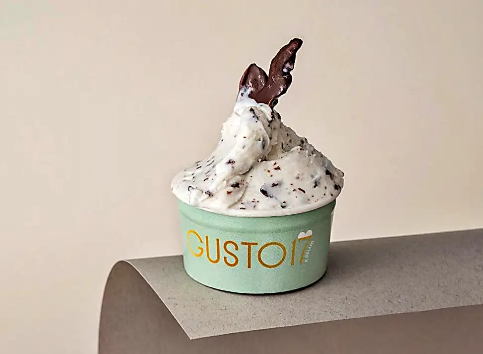 Milano’nun yaratıcı gastronomi bölgelerinden Tortona’da konumlanan Gusto 17, gurme yaklaşımıyla hazırlanan gelatoları ve modern atmosferiyle şehirde dikkat çeken bir tatlı durağı sunuyor.