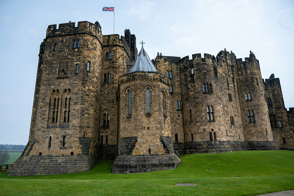 Harry Potter filmlerinde Hogwarts’ın dış çekimlerine ev sahipliği yapan İngiltere’deki tarihi Alnwick Kalesi