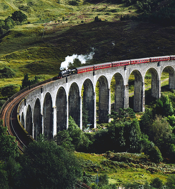 Harry Potter filmlerinde Hogwarts Ekspresi sahnelerinin çekildiği İskoçya’daki Glenfinnan Viaduct ve üzerinden geçen buharlı tren