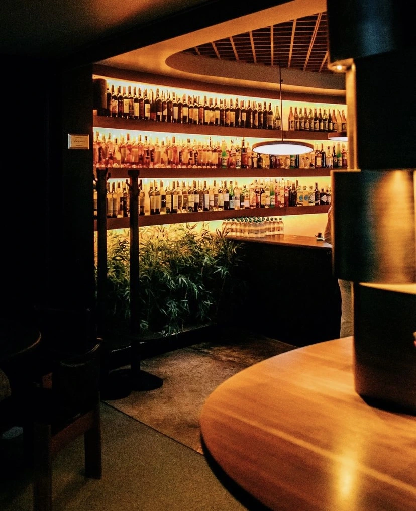 Suadiye Machi Sushi Bar’ın şık iç mekan tasarımı ve bar alanı