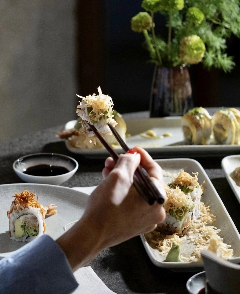 Machi Sushi Bar’da chopstick ile servis edilen sushi tabağı, Anadolu Yakası’nın popüler sushi mekanlarından