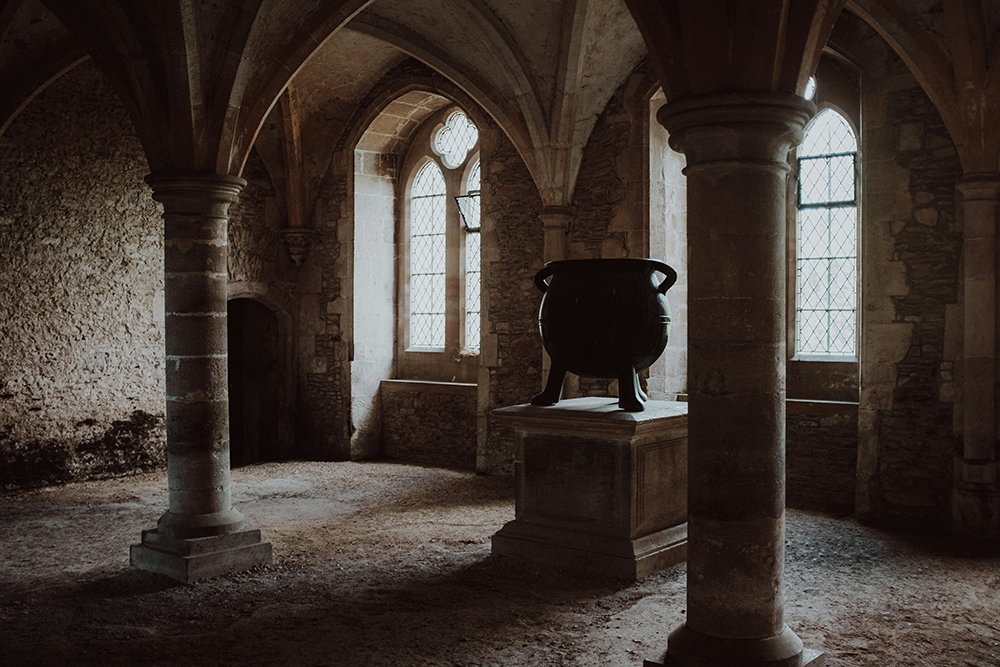 “Harry Potter filmlerinde Snape’in iksir derslerinin çekildiği Wiltshire’daki Lacock Manastırı iç mekânı”