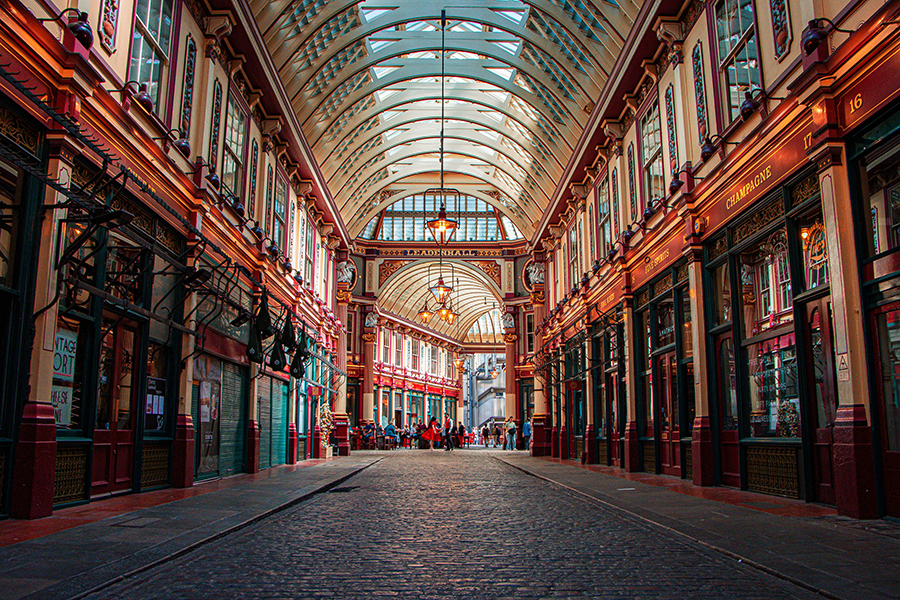 Harry Potter ve Felsefe Taşı filminde Diagon Yolu’nun giriş sahnesi ve Leaky Cauldron dış çekimlerinin yapıldığı Londra’daki tarihi Leadenhall Market