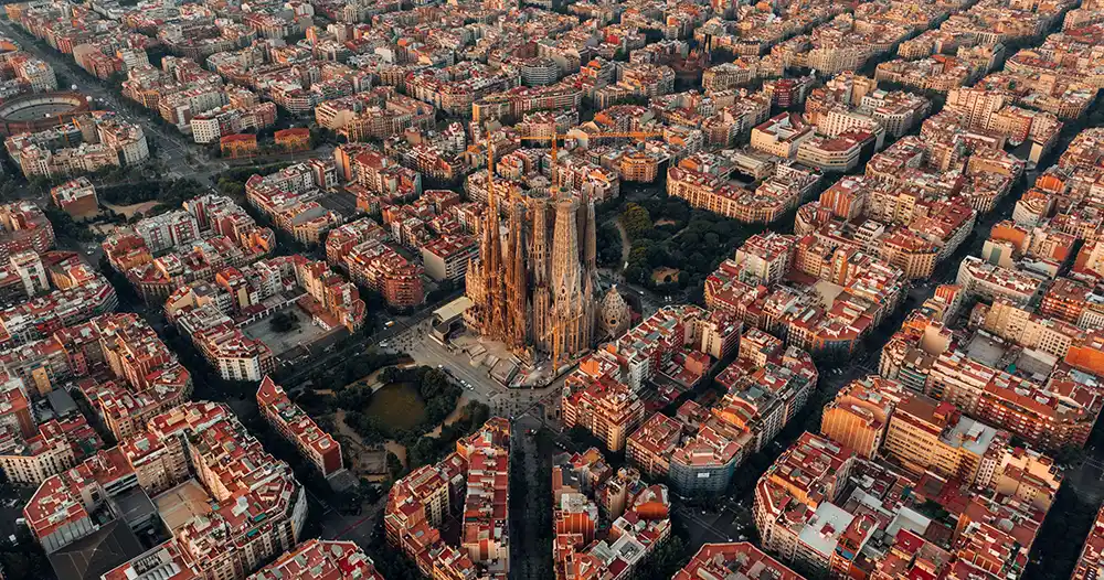 Barselona’da Sagrada Familia Bazilikası ve çevresindeki şehir dokusunun havadan görünümü