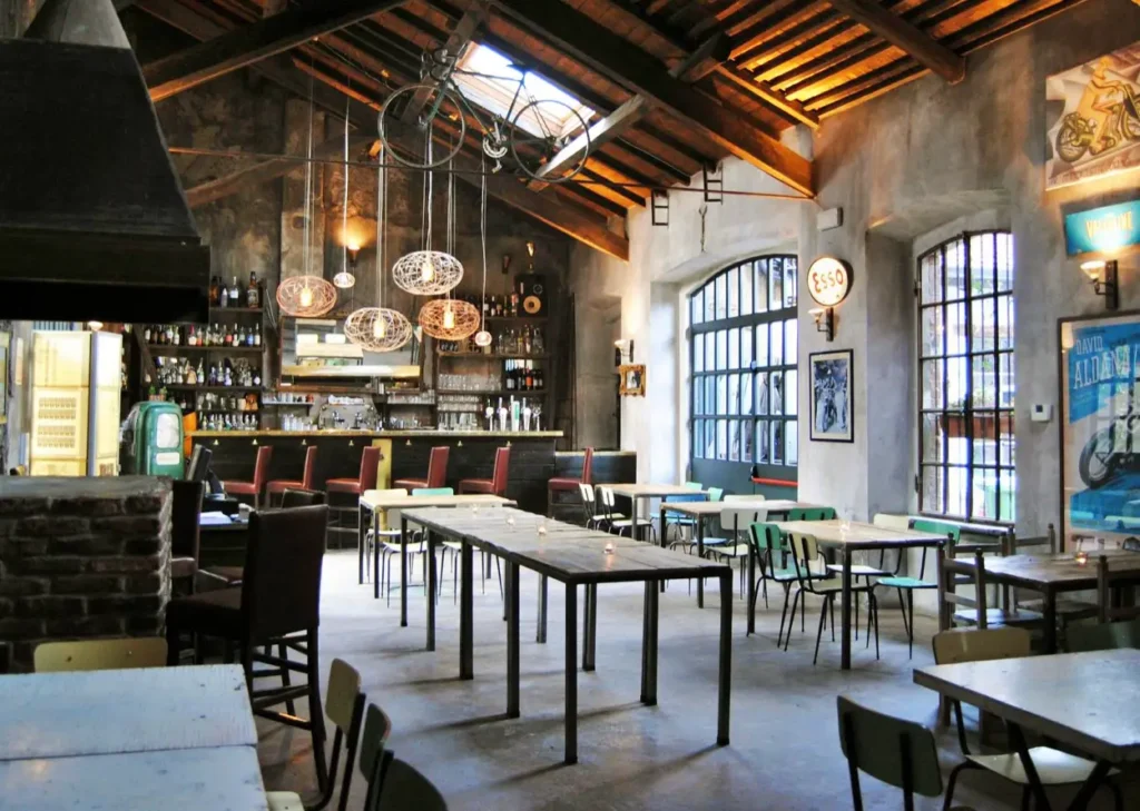 Milano’da gizli bir geçitten ulaşılan Fonderie Milanesi, şehir içinde keşif hissi yaratan sosyal bir buluşma noktası sunuyor.