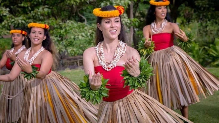 Hawaii’de geleneksel kıyafetleriyle hula dansı yapan kadın dansçılar