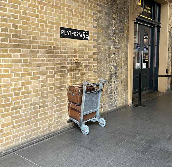 Harry Potter hayranlarının ziyaret ettiği Londra’daki King’s Cross İstasyonu’nda Platform 9¾ replikası ve bavul arabası