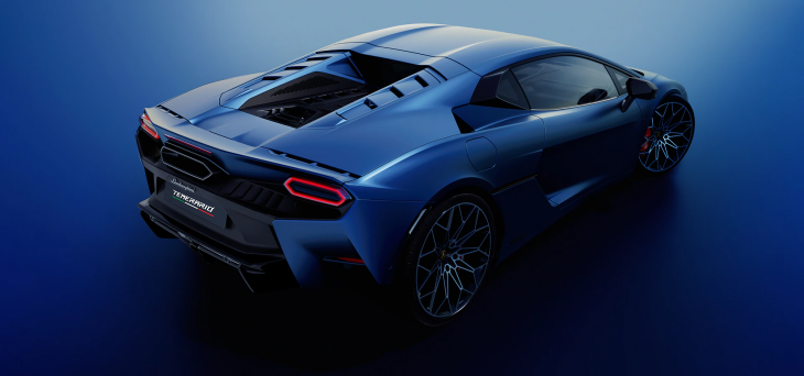 Koyu mavi renkteki Lamborghini Temerario süper spor otomobil, arkadan sağ üst açıyla çekilmiş stüdyo fotoğrafında, markanın ikonik DNA'sını yansıtan pürüzsüz ve keskin hatları, alçak ve agresif difüzörü, Temerario yazısıyla ve belirgin kırmızı LED arka lambalarıyla bu 920 HP'lik hibrit canavarın nefes kesen tasarımını ve yüksek performansını vurguluyor.