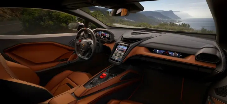 Lamborghini Temerario'nun kahverengi ve siyah spor deri döşemeli, dijital kokpit ve geniş merkezi dokunmatik ekrana sahip lüks iç mekanı, virajlı bir sahil yolu manzarasında aracın yüksek performanslı sürüş keyfi sunan modern tasarımını ve teknolojik özelliklerini gözler önüne seriyor.