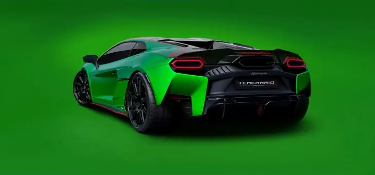Canlı yeşil rengiyle dikkat çeken, arkadan üç çeyrek açıyla görünen Lamborghini Temerario süper spor otomobil, belirgin hatları ve yanan altıgen stop lambalarıyla güçlü 920 HP performansı ve nefes kesen tasarımını sergiliyor.