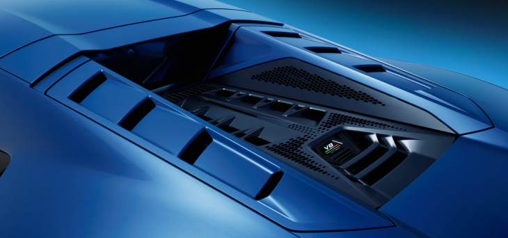 Mavi renkteki Lamborghini Temerario süper spor otomobilin, havalandırma ızgaraları ve belirgin hatlarıyla 920 HP gücündeki çift turbo V8 hibrit motorunu vurgulayan modern tasarımlı arka motor kaputu detaylı bir şekilde gösteriliyor.