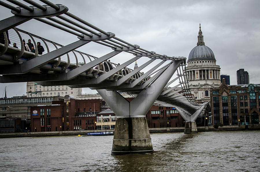 Harry Potter ve Melez Prens filminde Ölüm Yiyenler’in saldırısına sahne olan Thames Nehri üzerindeki Millennium Köprüsü ve St. Paul’s Katedrali manzarası