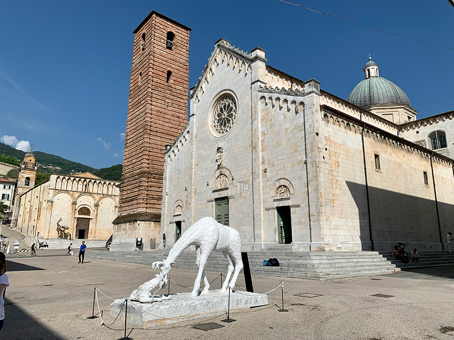 Pietrasanta'nın tarihi Duomo Meydanı'nda yükselen tuğla çan kulesi ve gösterişli katedralin önünde sergilenen modern zürafa heykeli, Toskana gezilecek yerler rehberinde sanat ve heykel meraklıları için özel bir durak olduğunu gözler önüne seriyor.