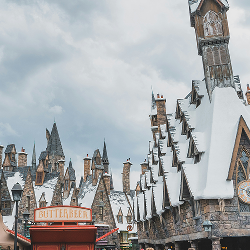 Universal Studios Orlando’daki Hogsmeade köyünde Butterbeer standı ve karlı Hogwarts evleri