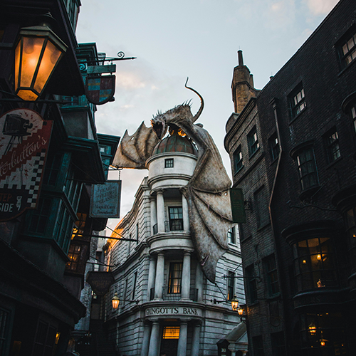 Universal Studios’taki Gringotts Bankası üzerinde alev püskürten ejderha detayı