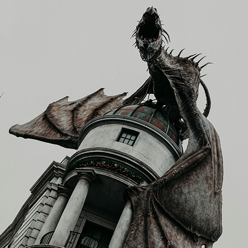 Universal Studios Orlando’da Diagon Alley’deki Gringotts Bankası’nın üzerinde ejderha figürü