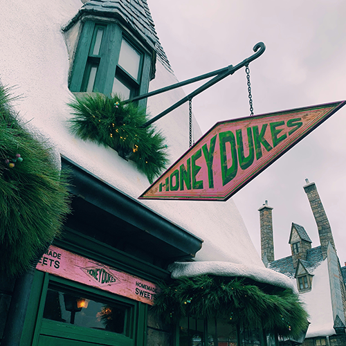 Universal Studios Hogsmeade’de Harry Potter dünyasının ünlü tatlı dükkânı Honeydukes