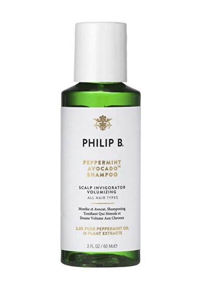 Kuru saçlar için nem rutini kapsamında sunulan, Philip B. Peppermint Avokado Özlü Şampuan yazan, yeşil üst kısmı ve beyaz kapaklı, 60 ml’lik küçük bir şişe, saç derisini canlandırıcı özelliğiyle dikkat çekiyor.