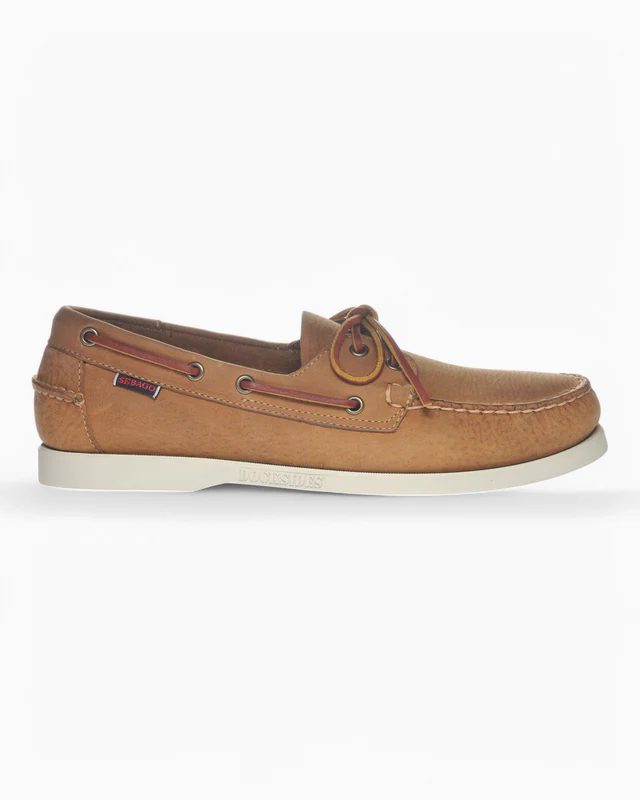 Deniz esintisini stiline taşıyanlar için zamansız bir parça: yelkenliden sahil düğününe uzanan şıklıkta, klasik kahverengi deri boat shoes.