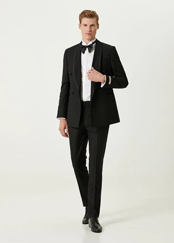 Double-breasted siyah smokin; sofistike, centilmen ve modern bir damat silueti arayanlar için güçlü bir stil tercihi.