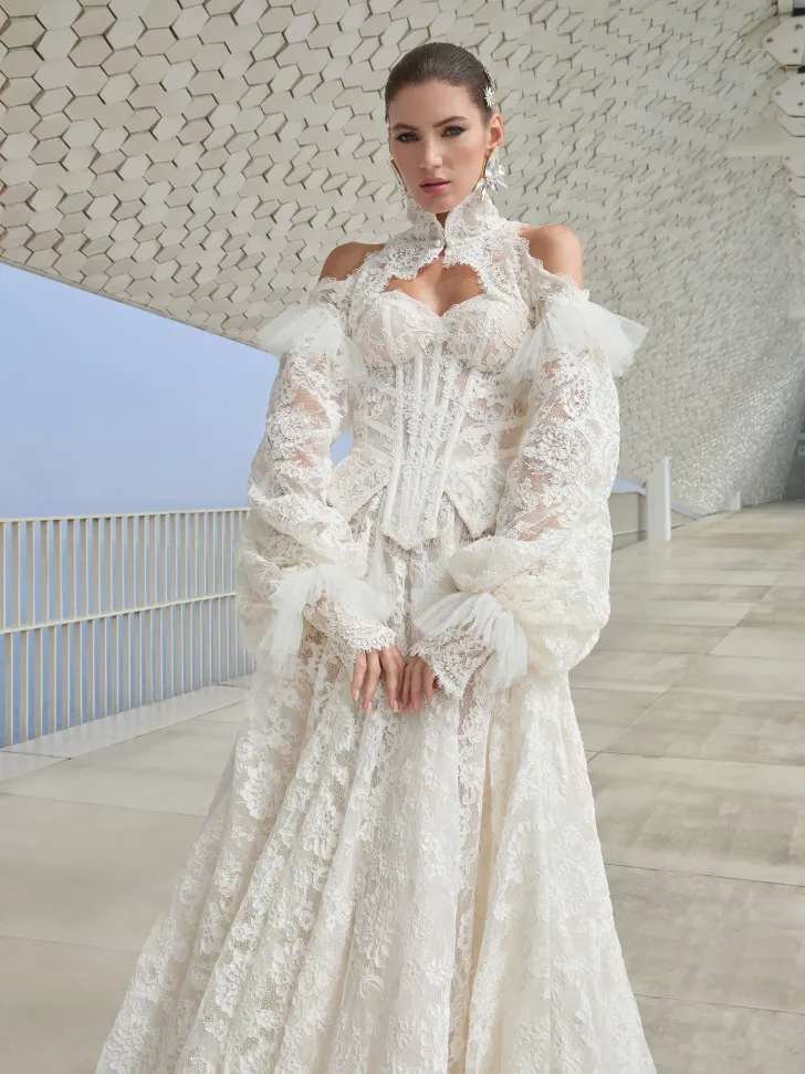 Galia Lahav imzalı, barok etkili dantel kumaştan tasarlanmış yüksek yakalı ve balon kollu dramatik gelinlik modeli