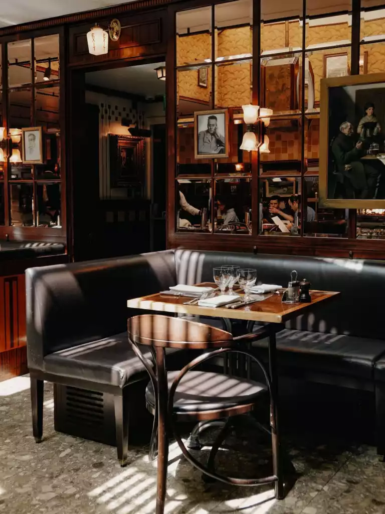 Kitty Fisher's restoranında, güneşin çizgili gölgeler düşürdüğü mozaik zeminin üzerindeki koyu renk deri bank ve ahşap masanın bir köşesi, aynalı panellerle kaplı duvarda yansıyan diğer misafirler ve tablolarla klasik ve davetkar bir atmosfer sunuyor.