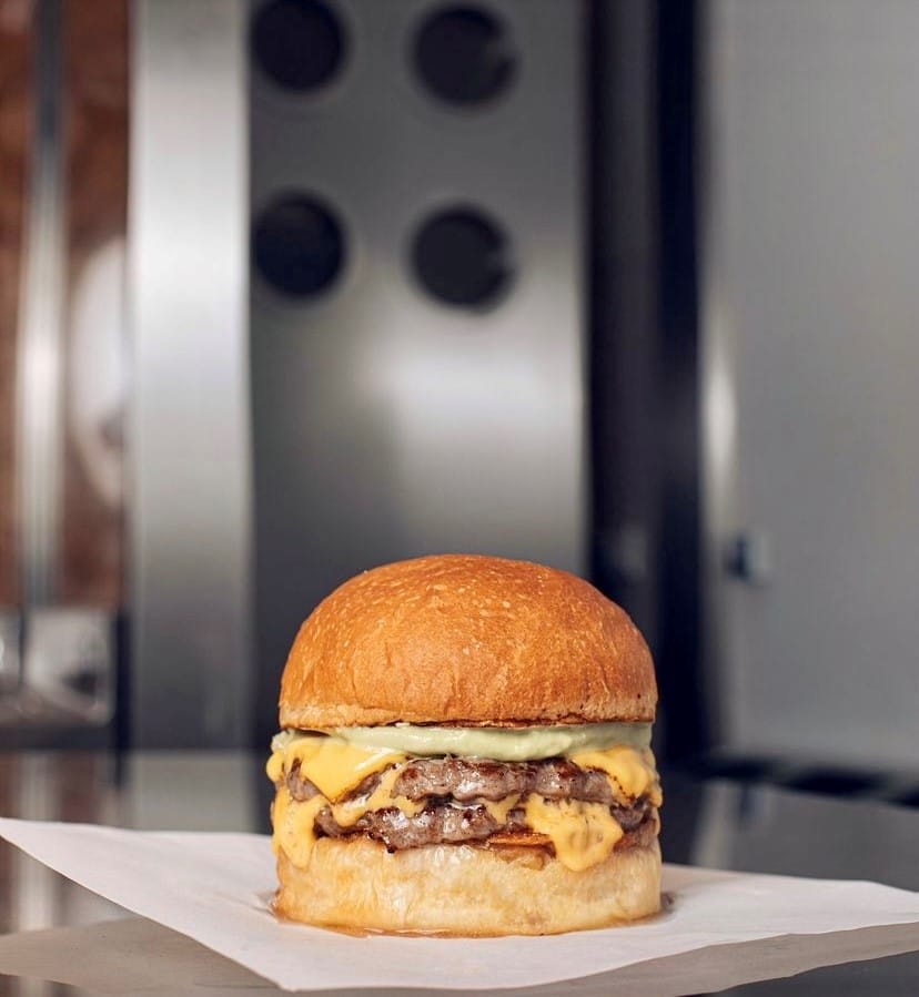 Etiler'in sevilen mekanlarından Akali'den servis edilen, iki katlı sulu köfteleri, bolca erimiş cheddar peyniri ve taze yeşil sosuyla iştah kabartan bu göz alıcı hamburger, bölgenin en iyi lezzet duraklarından biri olarak damakları şenlendiriyor.