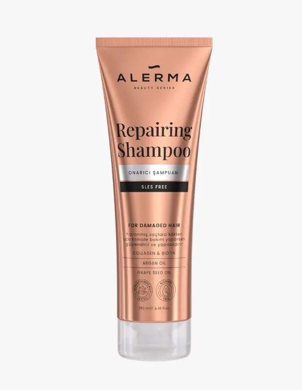Açık renkli bir zeminde dikey olarak konumlandırılmış, yıpranmış saçlar için kökten uca bakım sunan, SLES içermeyen Alerma Beauty Series Onarıcı Şampuanın kolajen, biotin, argan ve üzüm çekirdeği yağı içeren bakır rengi 250 ml'lik tüpü tüm detaylarıyla belirgindir.