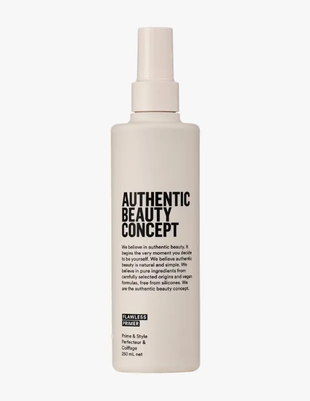 Açık bej rengi, Authentic Beauty Concept markalı, üzerinde Flawless Primer yazan, vegan formüllü ve silikonsuz içeriğiyle saçları hazırlamaya ve şekillendirmeye yönelik 250 ml'lik bir sprey şişesi beyaz arka plan üzerinde dikey konumdadır.