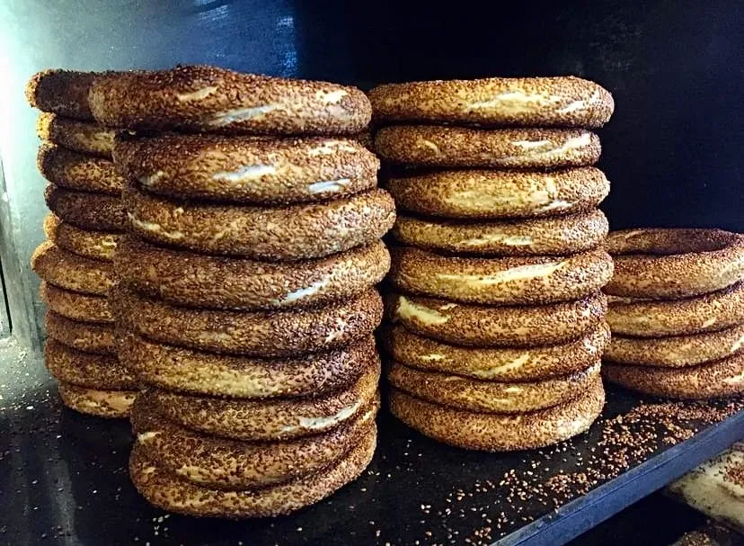 Bursa Abdal Simit Fırını’nda odun ateşinde pişmiş geleneksel susamlı Bursa simidi