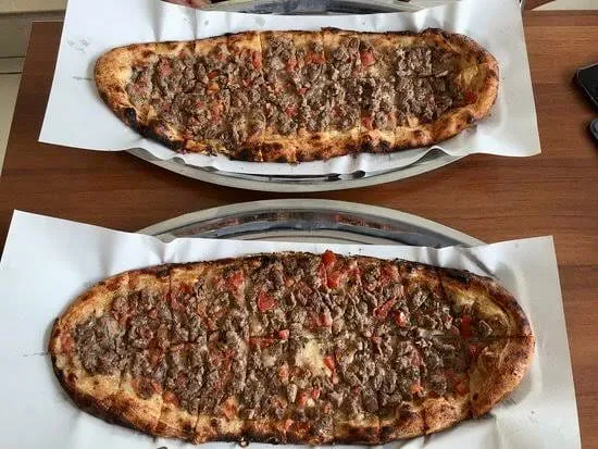 Bursa Kardeşler Pide & Cantık Salonu’nda odun ateşinde pişmiş kıymalı cantık pide