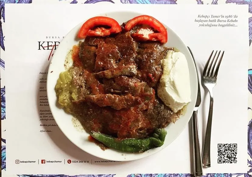Bursa Kebapçı Tamer’de servis edilen İskender kebap, yoğurt, közlenmiş biber ve domates ile geleneksel sunum