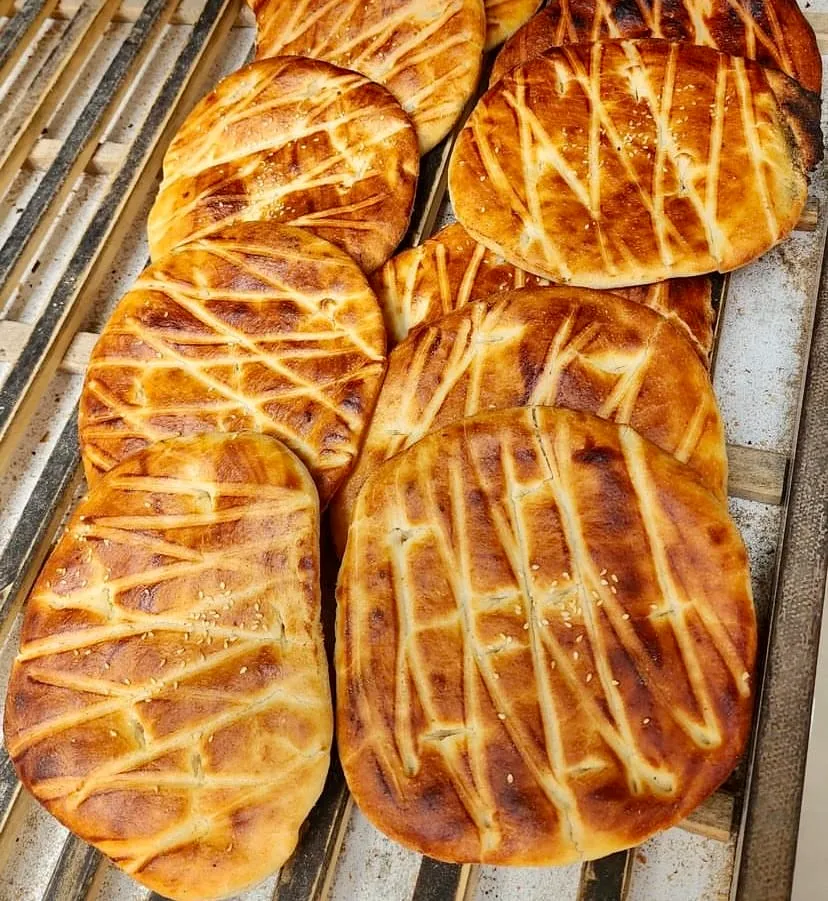 Bursa Pasto fırınında odun ateşinde pişmiş geleneksel ekmekler
