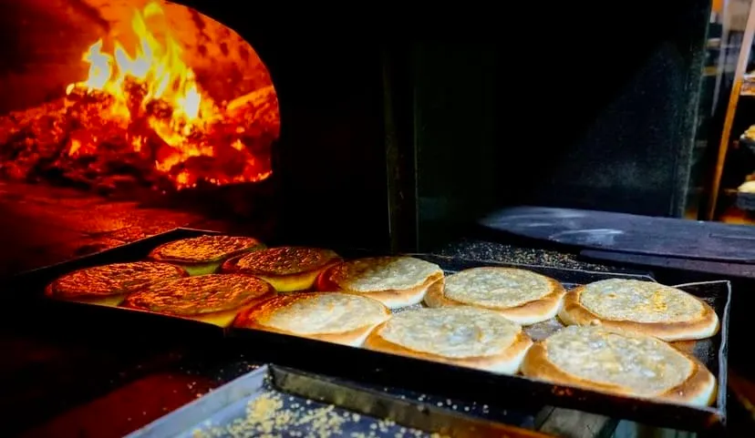 Bursa Abdal Meydanı’ndaki Tarihi Taş Fırın’da odun ateşinde pişen geleneksel tahanlı pide