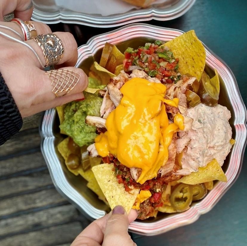 Etiler ve Akatlar'da mutlaka denemeniz gereken lezzet duraklarından biri olan Dirty Hands gibi mekanlarda sunulan, üzeri bol peynir sosu, didiklenmiş et, guacamole, salsa, jalapeno turşusu ve çeşitli soslarla zenginleştirilmiş nacho cipsleriyle dolu bir kaseden, süslü yüzükler takmış bir elin cips alırken yakalandığı iştah açıcı bir sokak lezzeti deneyimi.
