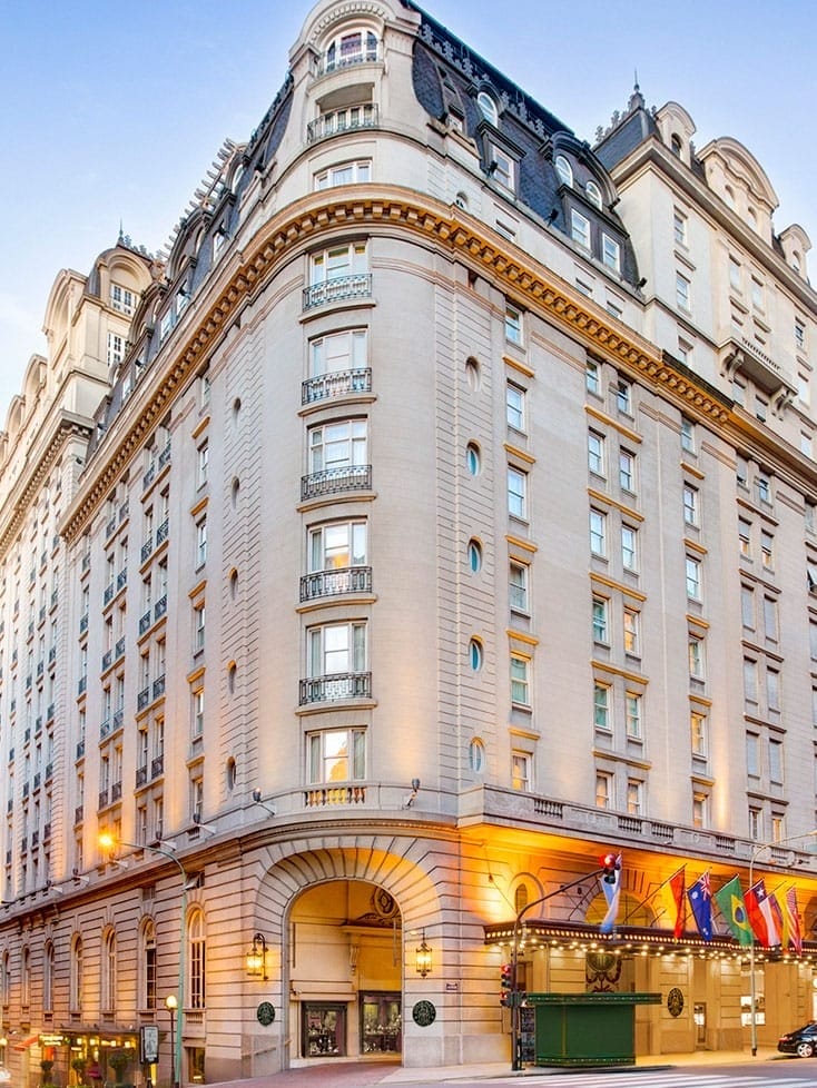 Buenos Aires'in Recoleta bölgesinde yükselen, Fransız saray estetiğinden ilham alan Alvear Palace Hotel'in ışıklandırılmış zarif dış cephesi, tarihi dokusu ve lüks detaylarıyla şehrin tutku dolu atmosferine yakışan bir simge olarak öne çıkıyor.