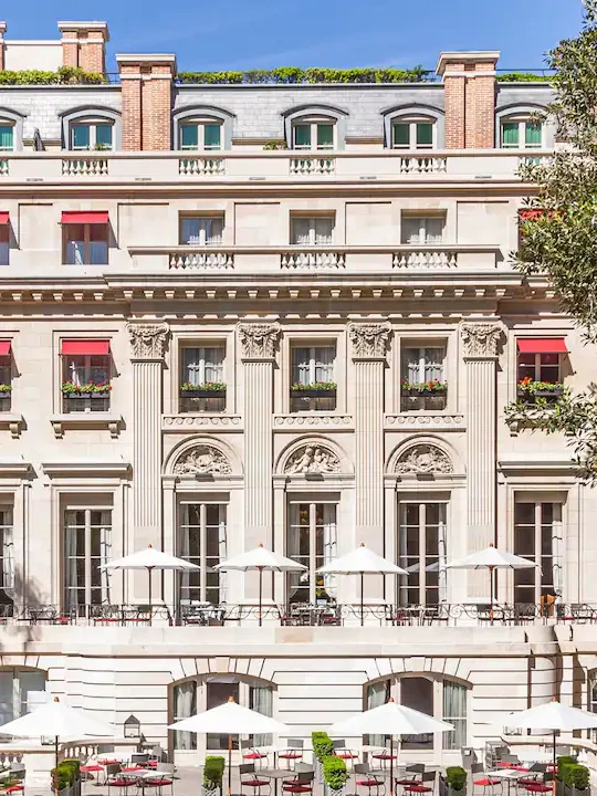 Buenos Aires'in Recoleta bölgesinde yer alan, Fransız saray estetiği ve tarihi ihtişamını modern lüksle birleştiren Palacio Duhau – Park Hyatt Buenos Aires gibi zarif bir otelin dış cephesi, süslü pencereleri, kırmızı tenteleri ve misafirleri için hazırlanmış şık açık hava teraslarında beyaz şemsiyelerin altındaki oturma düzeniyle görkemli bir görüntü sunuyor.